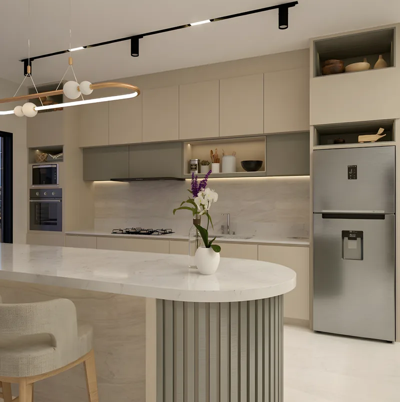 Cocina con isla central de mármol, muebles en tonos arena y luminarias lineales