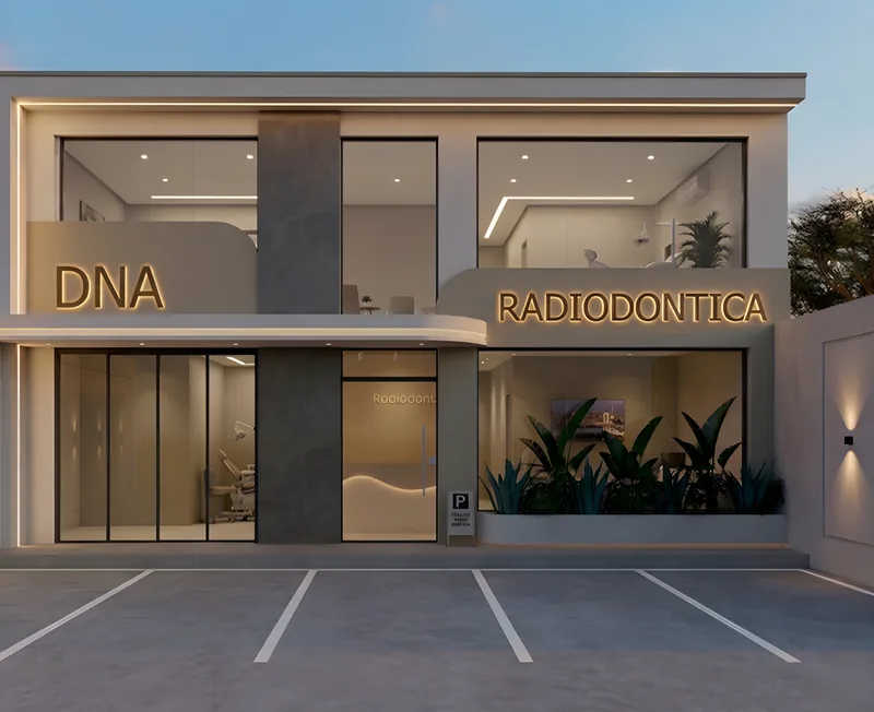 Fachada comercial de Radiodontica y DNA de noche, con dos marcas en un mismo local